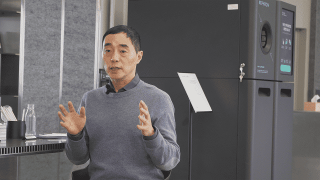 김정빈 수퍼빈 대표와 순환자원 회수로봇 ‘네프론’ (사진=지디넷코리아)