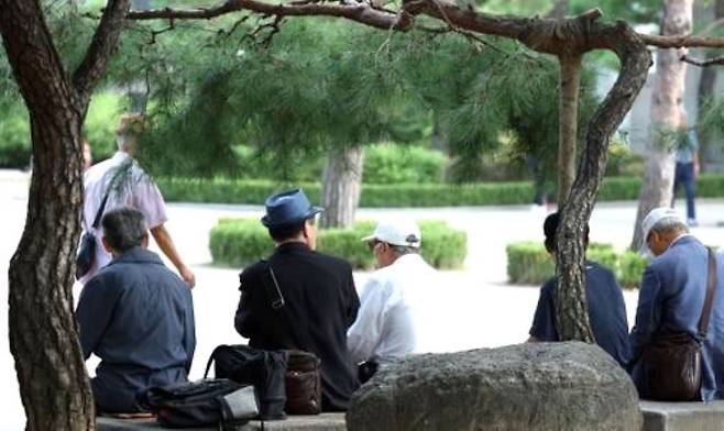 한국은 빠른 고령화 속도에도 불구하고 은퇴자들의 노후 재무 대책이 매우 미흡하다고 전문가들은 지적한다. 사진은 지난 9월 26일 서울의 한 공원에서 노인들이 휴식을 취하고 있는 모습./뉴스1