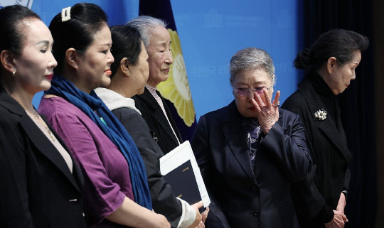 14일 국회 소통관에서 국악인 신영희씨가 '국악인 비하 발언' 민주당 양문석 의원 규탄 기자회견 도중 눈물을 닦고 있다.연합뉴스