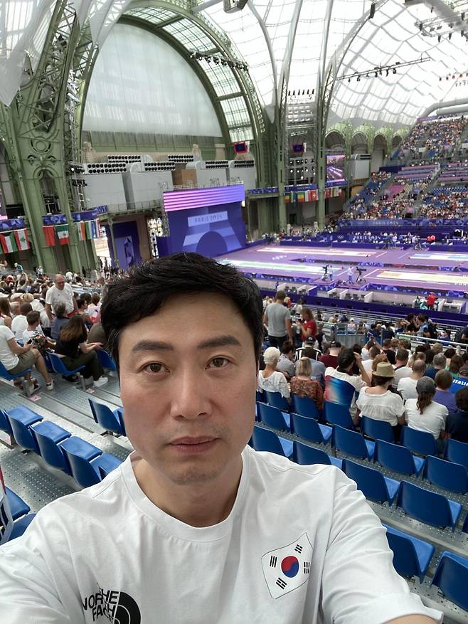 한국 동계올림픽 첫 메달리스트인 김윤만 대한체육회 대회운영부장이 8월 파리 올림픽 펜싱 경기가 열린 그랑팔레에서 셀카를 찍은 모습.   김윤만 제공