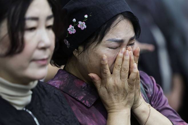 14일 오후 서울 여의도 국회 소통관에서 열린 양문석 더불어민주당 의원의 '기생' 발언 관련 규탄 기자회견에서 한 국악인이 눈물을 닦고 있다. 뉴시스