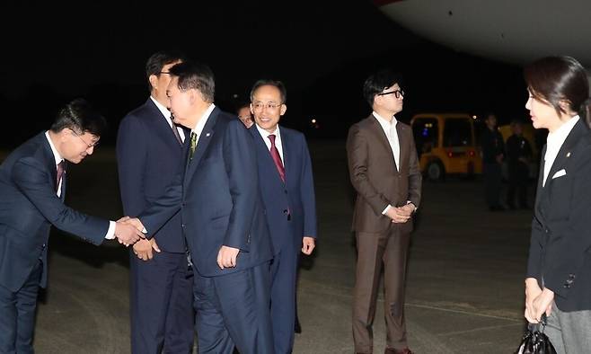 필리핀·싱가포르·라오스 순방을 마치고 귀국한 윤석열 대통령과 김건희 여사가 지난 11일 저녁 경기 성남 서울공항에서 한동훈 국민의힘 대표(오른쪽 둘째부터)와 추경호 원내대표, 정진석 대통령비서실장, 성태윤 대통령실 정책실장 등 마중 나온 인사들과 인사를 하고 있다. 대통령실사진기자단