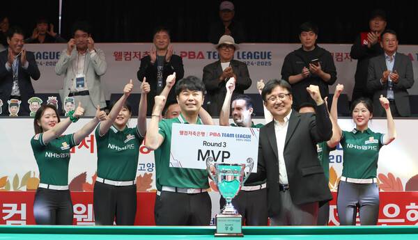 NH농협카드의 김현우가 14일 2024~2025 PBA 팀 리그 3라운드 최우수선수 상을 받고 있다. PBA 제공