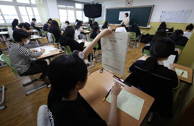 2025학년도 대학수학능력시험 9월 모의평가가 실시된 지난달 4일 오전 대구의 한 고등학교 3학년 교실에서 수험생들이 시험 준비를 하고 있다. 연합뉴스