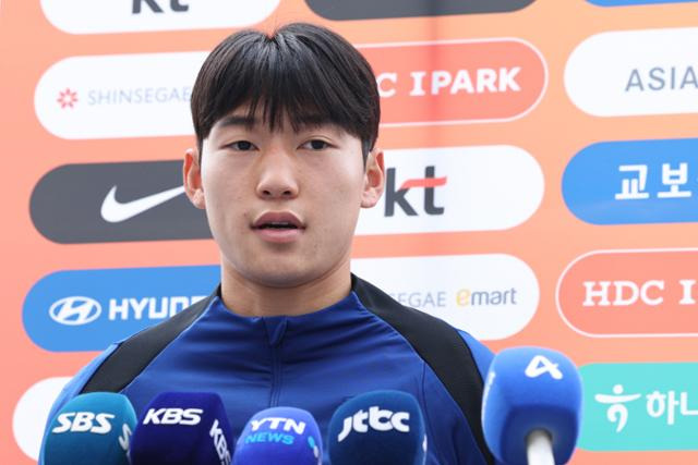 대한민국 축구대표팀 배준호가 13일 경기 용인시 용인미르스타디움에셔 열린 훈련에 앞서 인터뷰를 하고 있다. 뉴스1