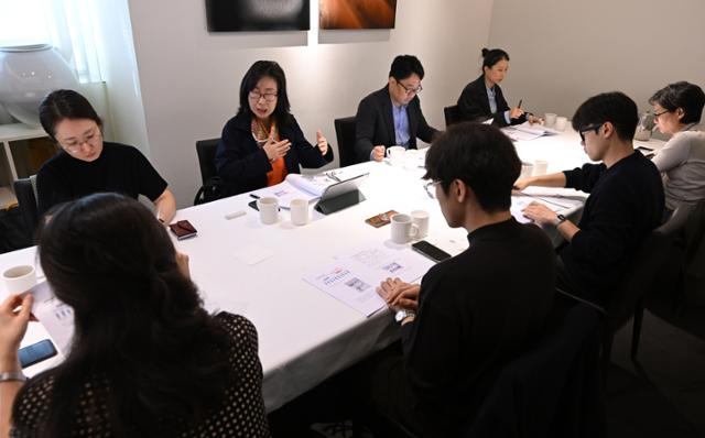 한국일보 뉴스이용자위원회가 11일 서울 중구 컨퍼런스하우스 달개비에서 데이터저널리즘을 주제로 회의를 하고 있다. 박시몬 기자