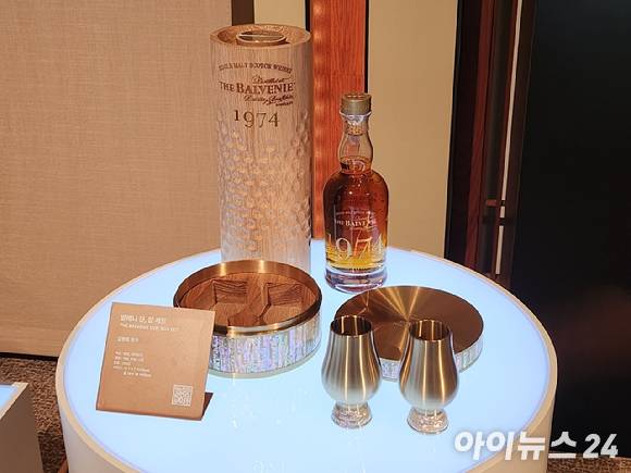 14일 서울신라호텔서 열린 '발베니 50년 컬렉션' 출시 기념 행사에 김현주 작가와 협업한 발베니 메이커스 에디션 제품 '발베니 잔, 합 세트'가 전시돼 있다. [사진=전다윗 기자]