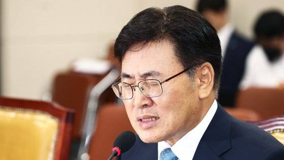 유상임 과학기술정보통신부장관 후보자가 8일 오전 서울 여의도 국회 과학기술정보방송통신위원회 전체회의장에서 열린 인사청문회에서 의원 질의에 답하며 눈을 질끈 감고 있다. 뉴스1
