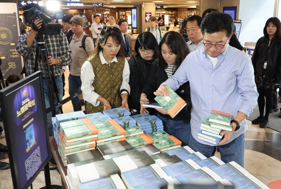 11일 서울 종로구 교보문고에서 한강 노벨문학상 구역이 따로 마련되고 있다. 스웨덴 한림원은 노벨상 선정 이유로 "역사적 트라우마에 맞서고, 인간 삶의 연약함을 드러낸 강렬한 시적 산문"이라고 밝혔다. 뉴스1