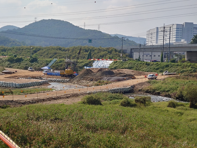 환경부 한강유역환경청이 경기 파주 문산천에서 교량 공사를 벌이고 있다. 성무성 물들이연구소 소장 제공