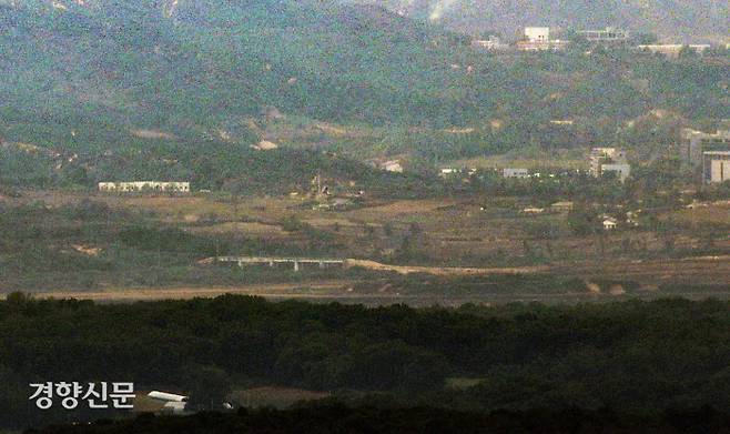 북한 경의선 도로 위 쌓인 흙더미…폭파 준비 정황 포착 북한이 경의선과 동해선 도로 폭파를 준비하는 정황이 우리 군 감시장비에 포착된 가운데 14일 경기 파주시 접경 지역에서 바라본 서부전선 비무장지대(DMZ) 북측 지역의 경의선 도로 위 구조물 인근에 흙더미(점선)가 쌓여 있다. 김창길 기자 cut@kyunghyang.com