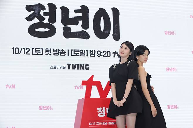 Shin Ye-eun (left), who plays Heo Young-seo, and Kim Tae-ri, who plays Yoon Jung-nyeon, pose for a photo during a press conference held in Yeouido, Seoul, Thursday. (Yonhap)