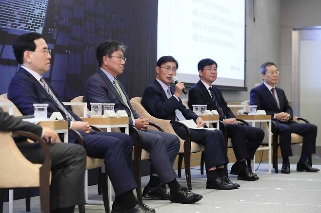 From left: Former Industry ministers Lee Chang-yang, Yoon Sang-jik, former Knowledge Minister Lee Youn-ho, former Industry Minister Sung Yun-mo and former Science Minister Lee Jong-ho attends a special panel discussion at Federation of Korean Industries headquarters in Seoul on Monday. (FKI)