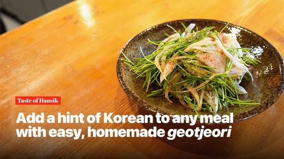 A screen capture of a short video featuring chef Yoon Nam-no as he introduces his recipe to make a simple geotjeori [KOREA JOONGANG DAILY]