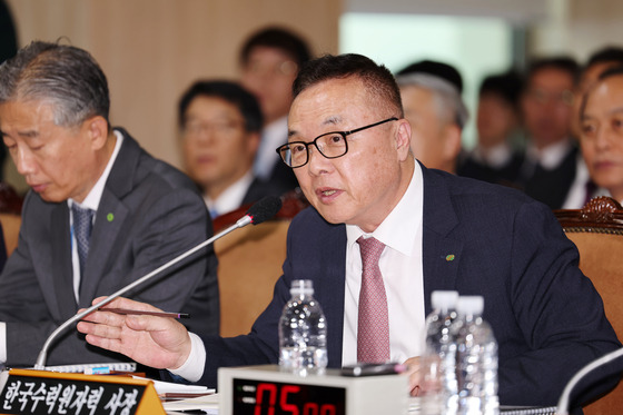 Korea Hydro & Nuclear Power CEO Whang Joo-ho speaks during a parliamentary audit on state-run energy utilities held in Naju, South Jeolla, on Monday. [YONHAP]