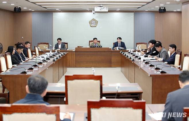 충남도의회 ‘서산의료원 원장 후보자 인사청문특별위원회는 14일 제1차 회의를 개최하고 위원장에 김석곤 의원을 선임했다. 충남도의회