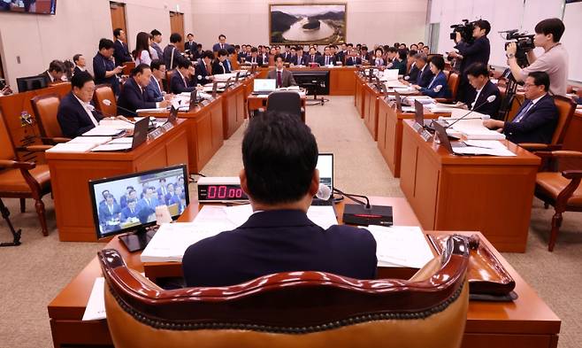 14일 국회 농림축산식품해양수산위원회의 수산업협동조합중앙회 등의 국정감사에서 더불어민주당 소속 어기구 위원장과 의원들이 출석한 기관 대표의 업부보고를 경청하고 있다. 연합뉴스