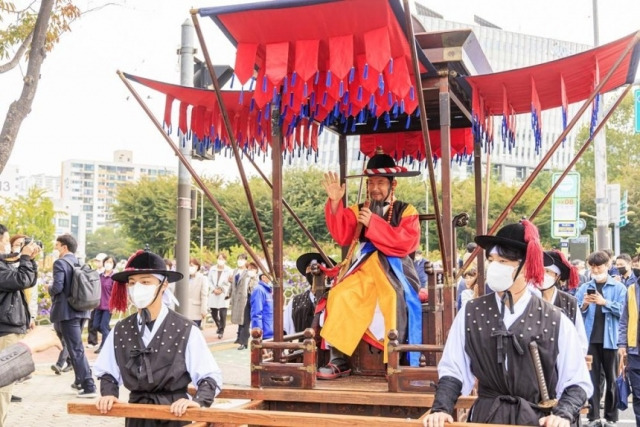 박강수 마포구청장이 지난해 마포나루 새우젓축제에서 가마를 타고 원님 부임 행차를 재연하고 있다. 마포구 제공