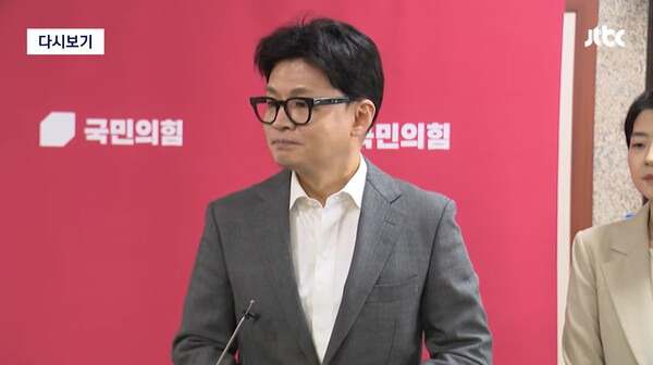 ▲한동훈 국민의힘 대표가 14일 오전 최고위원회의 후 백브리핑에서 대통령실 인적쇄신 요구와 관련해 공적지위 없는 김건희 여사 라인이 존재해서는 안 된다고 비판하고 있다. 사진=JTBC 영상 갈무리