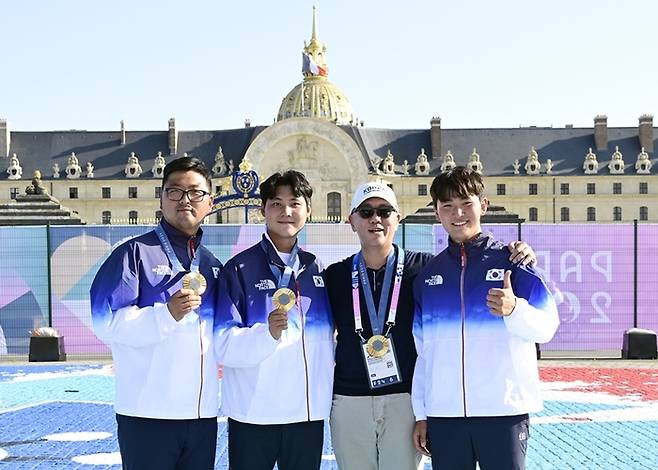 정의선 현대차그룹 회장이 지난 7월 2024 파리올림픽 남자양궁 단체전 우승 직후 김우진, 이우석, 김제덕 선수를 축하하며 기념 촬영을 하고 있다. [사진출처=대한양궁협회]