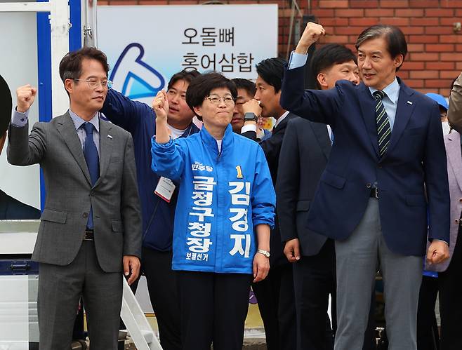 조국혁신당 조국 대표가 14일 부산 금정구 도시철도 장전역 장전역 앞에서 더불어민주당 김경지 금정구청장 후보 지지 유세를 하고 있다. [사진 출처 = 연합뉴스]