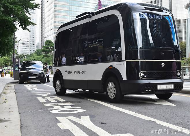 지난 7월31일 서울 중구 청계광장에서 이종호 과학기술정보통신부 장관과 고학수 개인정보보호위원장 등 관계인사를 태운 자율주행 버스가 주행하고 있다./사진=임한별(머니S)