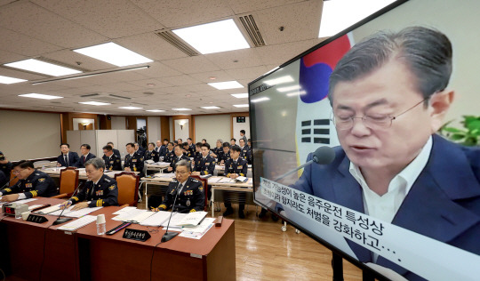 조지호 경찰청장이 11일 서울 서대문구 경찰청사에서 열린 경찰청, 한국도로교통공단에 대한 국회 행정안전위원회의 국정감사에서 문재인 전 대통령의 딸 다혜 씨의 음주 운전 관련 질의를 듣고 있다. 뉴시스