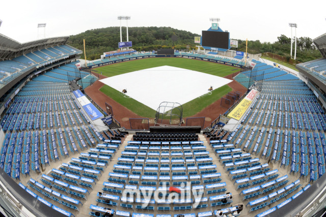 [마이데일리 = 대구 한혁승 기자] 14일 대구 삼성라이온즈파크에서 '2024 프로야구 KBO 포스트 시즌' 삼성라리온즈와 LG트윈스 플레오이프(PO) 2차전 경기가 예정인 가운데 우천 예보로 인해 방수포가 깔려있다./대구 = 한혁승 기자 hanfoto@mydaily.co.kr