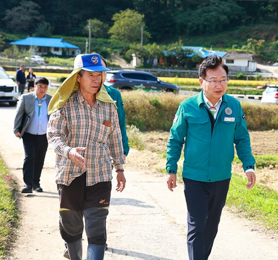 손병복 울진군수가 온정면 금천리 영농현장을 방문하기 위해 이동하고 있다(울진군 제공)