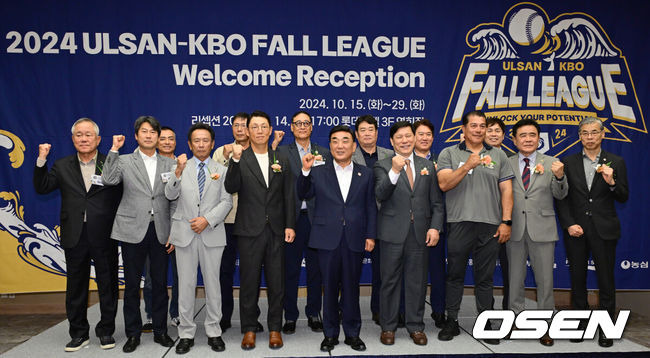 [OSEN=울산, 김성락 기자] 14일 오후 울산 남구 롯데호텔에서 ‘2024 울산-KBO Fall League’ 개최 기념 환영 리셉션 행사가 열렸다. 울산-KBO Fall League는 한국야구 경쟁력 강화를 위한 레벨업 프로젝트이다. 기존에 국내팀 위주로 개최되던 교육리그에 일본 NPB 소속 소프트뱅크 3군팀, 멕시칸리그 연합팀(팀 LMB), 중국 CBA 소속 장쑤 휴즈홀쓰, 쿠바 대표팀(팀 쿠바)이 참가한다. 국내팀은 LG, 고양, NC, 롯데, 독립리그 올스타 등 5개팀이 참가해 총 9개 팀이 10월 15일(화)부터 29일(화)까지 울산 문수구장과 기장 KBO 야구센터에서 약 2주간의 경기를 펼친다. 김두겸 울산시장, KBO 허구연 총재, 국내팀을 비롯한 각국 감독이 기념촬영을 하고 있다. 2024.10.14 / ksl0919@osen.co.kr