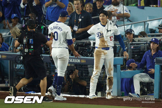 [사진] 잭 플래허티를 격려하는 오타니 쇼헤이 ⓒGettyimages(무단전재 및 재배포 금지)