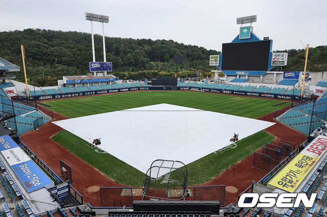 [OSEN=대구, 이석우 기자] 14일 대구 삼성라이온즈파크에서 2024 신한 SOL뱅크 KBO 포스트시즌 플레이오프 삼성 라이온즈와 LG 트윈스의 2차전 경기가 우천 취소됐다. 비가 내린 삼성라이온즈파크에 방수포가 덮여 있다. 2024.10.14 / foto0307@osen.co.kr