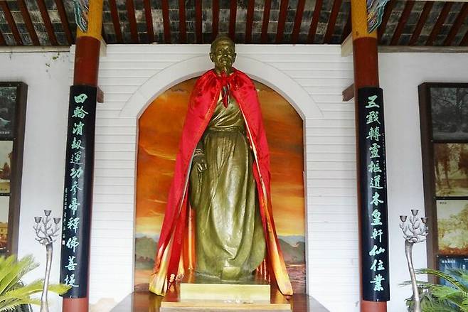 보저우에 있는 화타암 내의 화타상