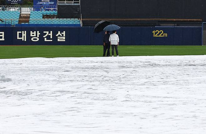삼성라이온즈 구자욱이 14일 대구 수성구 삼성라이온즈파크에서 2024 KBO 포스트시즌 플레이오프 2차전 LG 트윈스와 삼성 라이온즈의 경기를 앞두고 경기감독관들이 경기장을 둘러보고 있다. 뉴시스