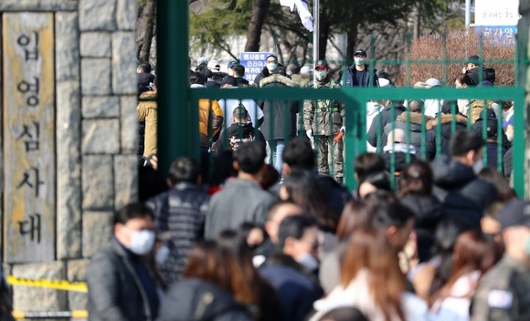 3일 오후 충남 논산 육군훈련소 입영심사대 앞에서 입영장병과 가족 및 친구들이 인사하고 있다. 사진은 기사 내용과 무관함. 2020.2.3 연합뉴스