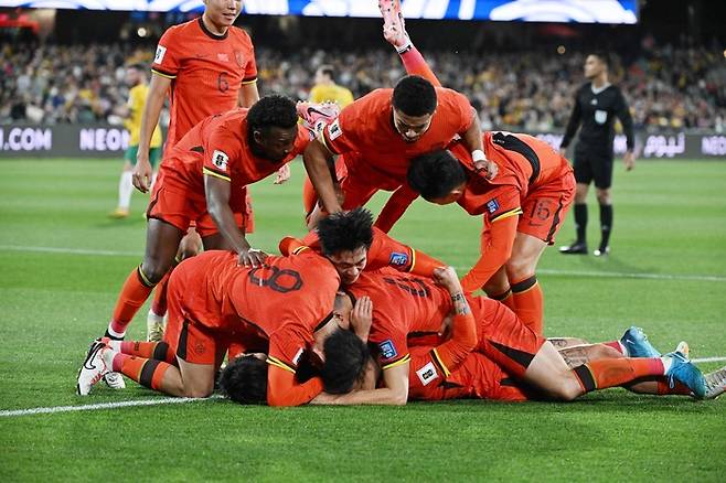 중국 축구대표팀 선수들이 지난 10일 호주와의 북중미월드컵 아시아 3차예선 경기에서 셰원넝이 선제골을 넣은 뒤 함께 기뻐하고 있다. AFP연합뉴스