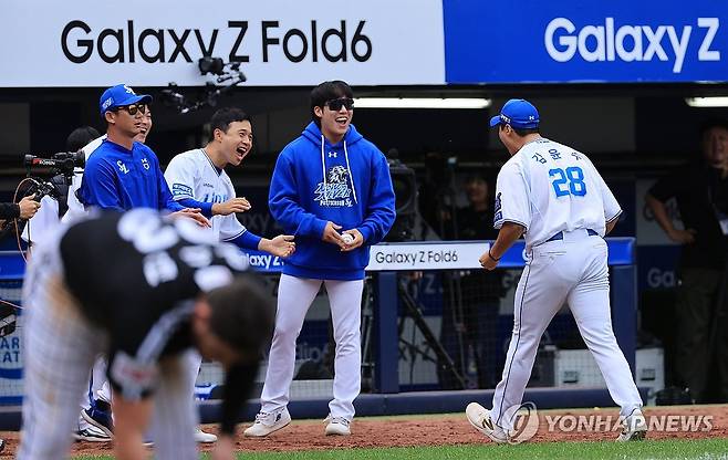 김윤수 '내가 막았다' (대구=연합뉴스) 신현우 기자 = 13일 대구 삼성라이온즈파크에서 열린 2024 신한 SOL뱅크 KBO 포스트시즌 플레이오프 1차전 LG 트윈스와 삼성 라이온즈의 경기. 7회초 2사 1,2루 LG 오스틴 타석 때 교체투입된 삼성 김윤수가 오스틴을 삼진으로 잡아낸 뒤 더그아웃으로 향하며 포효하고 있다. 2024.10.13 nowwego@yna.co.kr