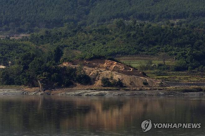 진지 구축 중인 북한 (파주=연합뉴스) 임병식 기자 = 10일 경기도 파주시 오두산 통일전망대에서 바라본 북한 황해북도 개풍군 임진강변 일부가 북한군의 진지 구축 작업으로 수목이 제거되어 있다. 2024.10.10 andphotodo@yna.co.kr