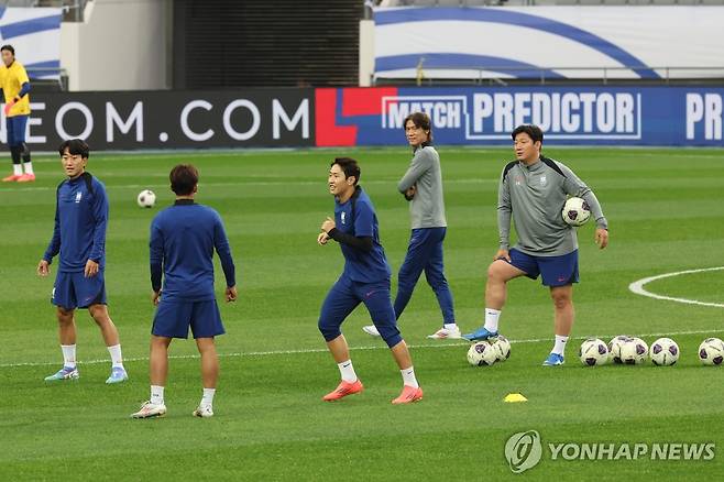 훈련 보는 홍명보 감독 (용인=연합뉴스) 한상균 기자 = 홍명보 축구 국가대표팀 감독이 14일 경기도 용인미르스타디움에서 북중미 월드컵 아시아지역 예선 이라크전 대비 훈련을 보고 있다. 2024.10.14 xyz@yna.co.kr