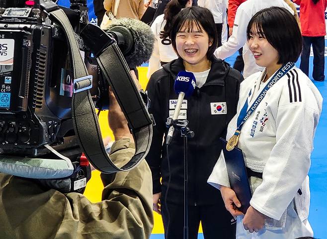 인터뷰하는 허미미(오른쪽)와 허미오.  (합천=연합뉴스) 김동민 기자 = 14일 경남 합천에서 열린 제105회 전국체전 유도 여자 일반부 63㎏급에서 우승한 허미미(오른쪽)와 동생 허미오. 2024.10.14
    image@yna.co.kr
(끝)