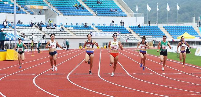 신현진, 전국체전 육상 여자 일반부 200ｍ 우승 (서울=연합뉴스) 신현진(가운데)이 14일 경남 김해종합운동장에서 열린 제105회 전국체육대회 육상 여자 일반부 200ｍ 결선에서 가장 먼저 결승선을 통과하고 있다. [대한육상연맹 제공. 재판매 및 DB금지]