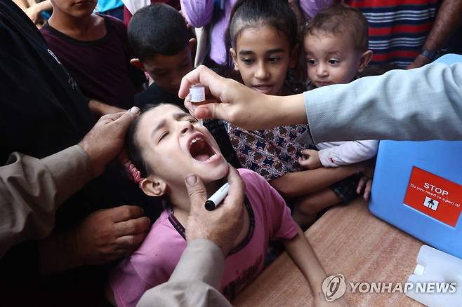 가자지구 중부 데이르 알발라에서 14일(현지시간) 시작된 소아마비 백신 2차 접종 사업 [AFP 연합뉴스 자료사진 재판매 및 DB 금지]