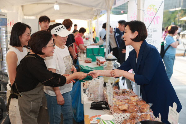 오영주(오른쪽) 중소벤처기업부 장관이 9월 10일 서울 종로구 청계광장 일대에서 열린 ‘동행축제 전통시장 판매전’에서 소상공인 제품을 구매하고 있다. (사진=중소벤처기업부)