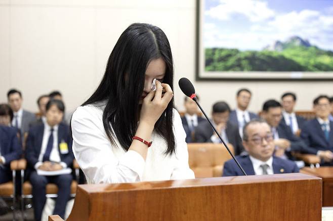 뉴진스 멤버가 하니가 15일 서울 여의도 국회에서 열린 환경노동위원회 국정감사에서 눈물을 닦고 있다. (국회사진기자단)