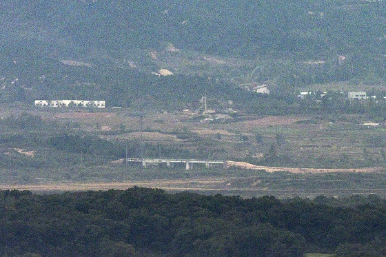 14일 경기도 파주시 접경지역에서 바라본 서부전선 비무장지대(DMZ) 북측 지역의 경의선 도로 위 구조물 인근에 흙더미가 쌓여 있다. 〈사진=연합뉴스〉