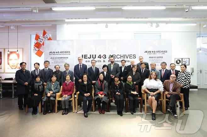 독일 베를린에서 열린 '제주4·3 국제특별전 개막식 및 심포지엄' 이후 주요 내빈들이 기념촬영하고 있다(제주도 제공)/뉴스1