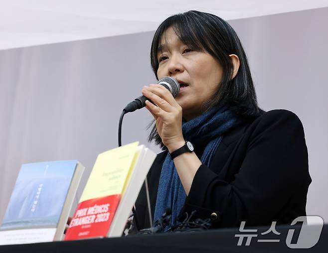 스웨덴 한림원은 10일(현지시간) 한국인 소설가 한강을 노벨 문학상 수상자로 선정했다. 한국 작가 가운데 노벨 문학상 수상은 한강이 처음이다. 사진은 작년 11월14일 열린 한강 작가 장편소설 ‘작별하지 않는다’ 프랑스 메디치 외국문학상 수상 기념 기자간담회 모습. (뉴스1DB)2024.10.10/뉴스1