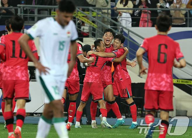 15일 오후 경기 용인시 처인구 용인미르스타디움에서 열린 2026 국제축구연맹(FIFA) 북중미 월드컵 아시아 3차 예선 B조 4차전 대한민국과 이라크의 경기에서 후반전 대한민국 오현규가 골을 넣은 뒤 기쁨을 나누고 있다. 2024.10.15/뉴스1 ⓒ News1 구윤성 기자