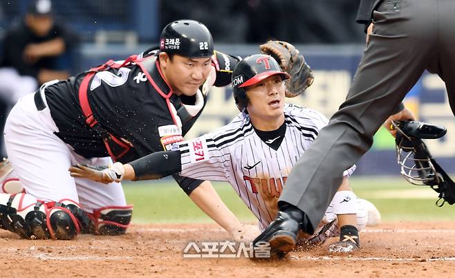 LG 신민재(오른쪽)가 잠실구장에서 열린 준플레이오프 2차전 5회말 오스틴의 안타에 2루에서 홈까지 뛰다  포수 장성우에 태그아웃되고 있다. 잠실 | 박진업 기자 upandup@sportsseoul.com