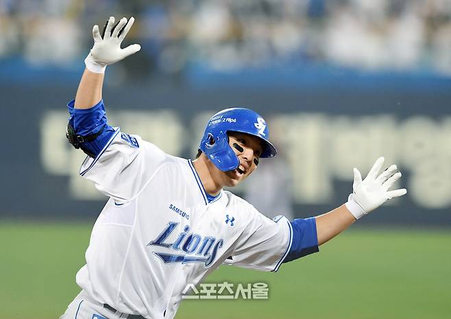 삼성 김영웅이 15일 대구삼성라이온즈파크에서 열린 2024 KBO 플레이오프 2차전 LG와 경기에서 2회말 LG 손주영을 상대로 솔로포를 때린 후 기뻐하고 있다. 대구 | 박진업 기자 upandup@sportsseoul.com